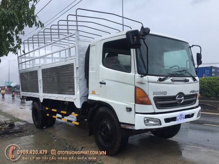 Ảnh cận cảnh khung gầm xe tải Hino 15 tấn đời 2005, cho thấy sự chắc chắn và khả năng chịu tải của xe