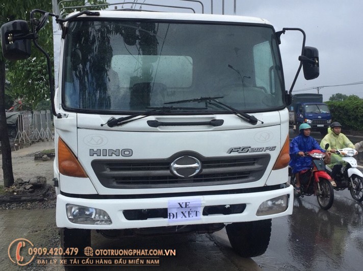 Hình ảnh thùng xe mui bạt xe tải Hino 15 tấn đời 2005, thể hiện không gian chứa hàng rộng rãi và khả năng mở bửng linh hoạt