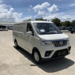 alt text: Xe tải van Teraco V8 màu trắng bạc