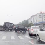 Biển báo cấm xe tải trên Đại lộ Trần Hưng Đạo, Lào Cai, minh họa cho các quy định giao thông tương tự có thể áp dụng tại Hà Nội.