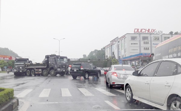Biển báo cấm xe tải trên Đại lộ Trần Hưng Đạo, Lào Cai, minh họa cho các quy định giao thông tương tự có thể áp dụng tại Hà Nội.