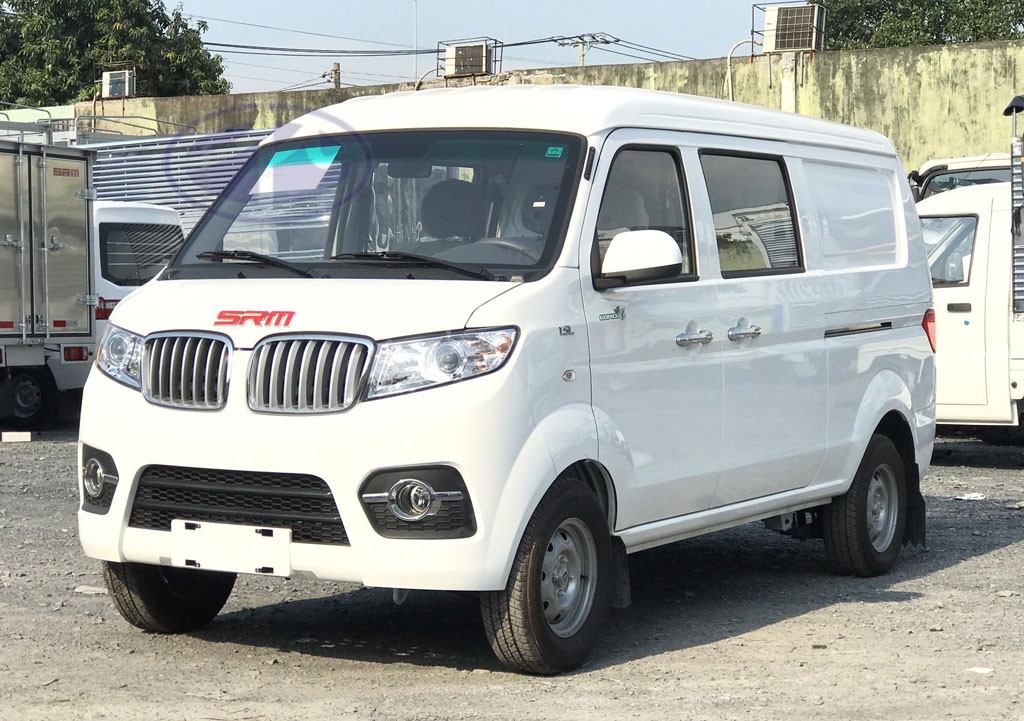 Side view of a Dongfeng pickup truck highlighting cargo bed