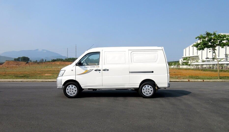 Un Thaco Towner Van 5S bianco parcheggiato in strada