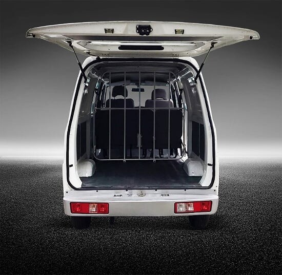 Xe Van Thaco Towner 5 chỗ trên dây chuyền sản xuất