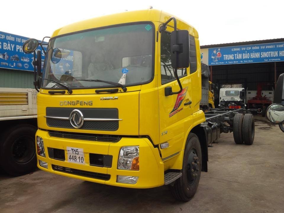 Close-up foto van het chassis van de Dongfeng 9.5 ton Hoàng Huy vrachtwagen, die de stevige frameconstructie en de verstevigingsdetails benadrukt