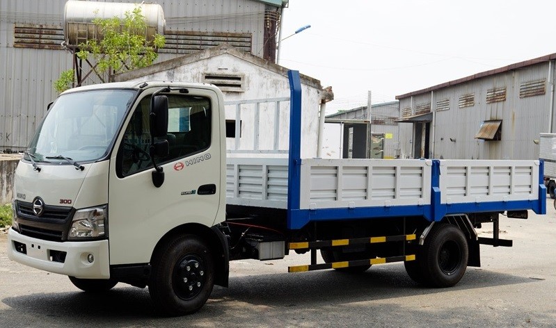 Xe tải Hino 4.5 tấn thùng lửng chuyên chở vật liệu xây dựng và hàng hóa cồng kềnh