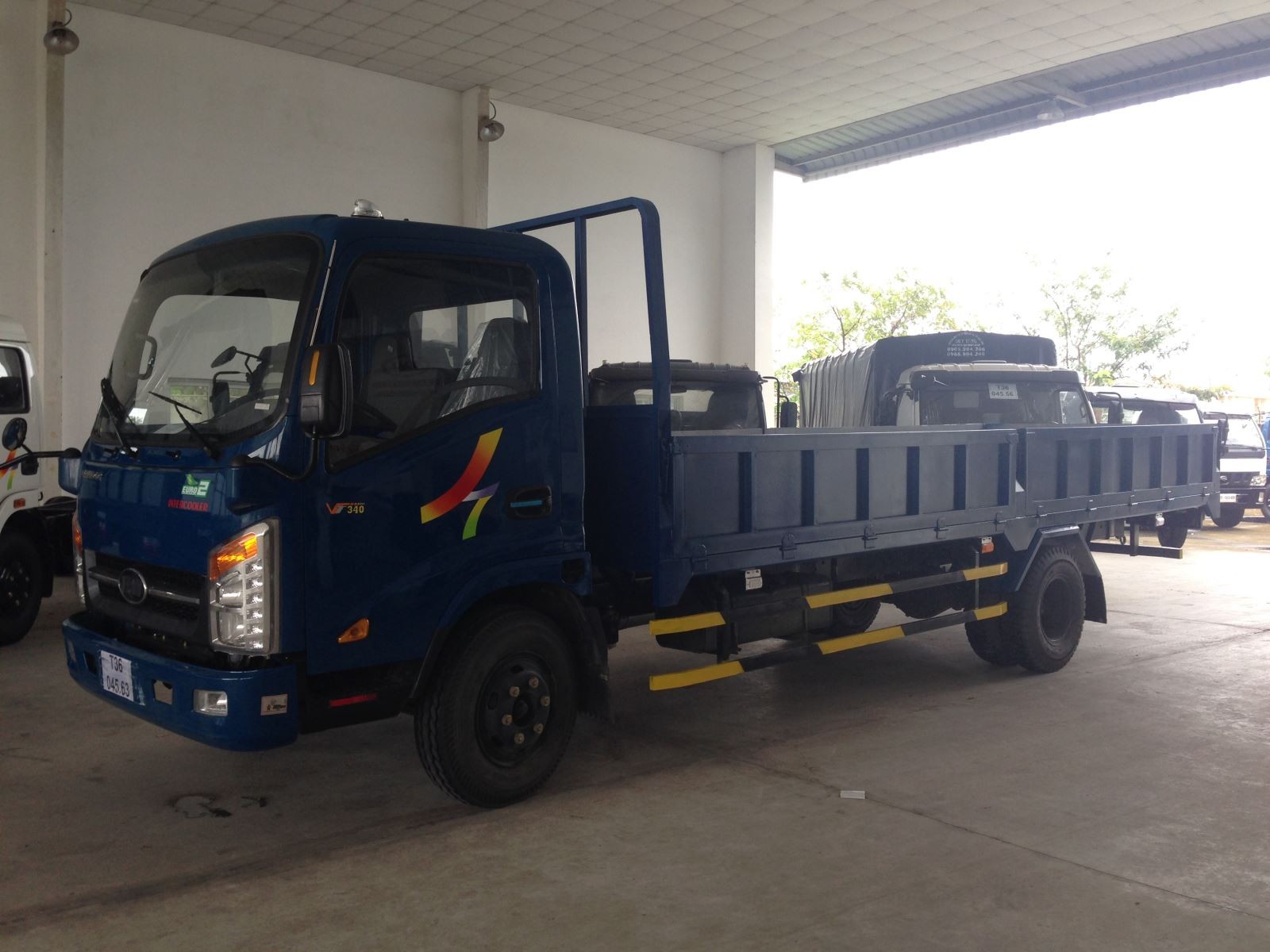 Hình ảnh xe tải Veam 3.5 tấn thùng lửng, thể hiện rõ kết cấu chắc chắn và khả năng chịu tải