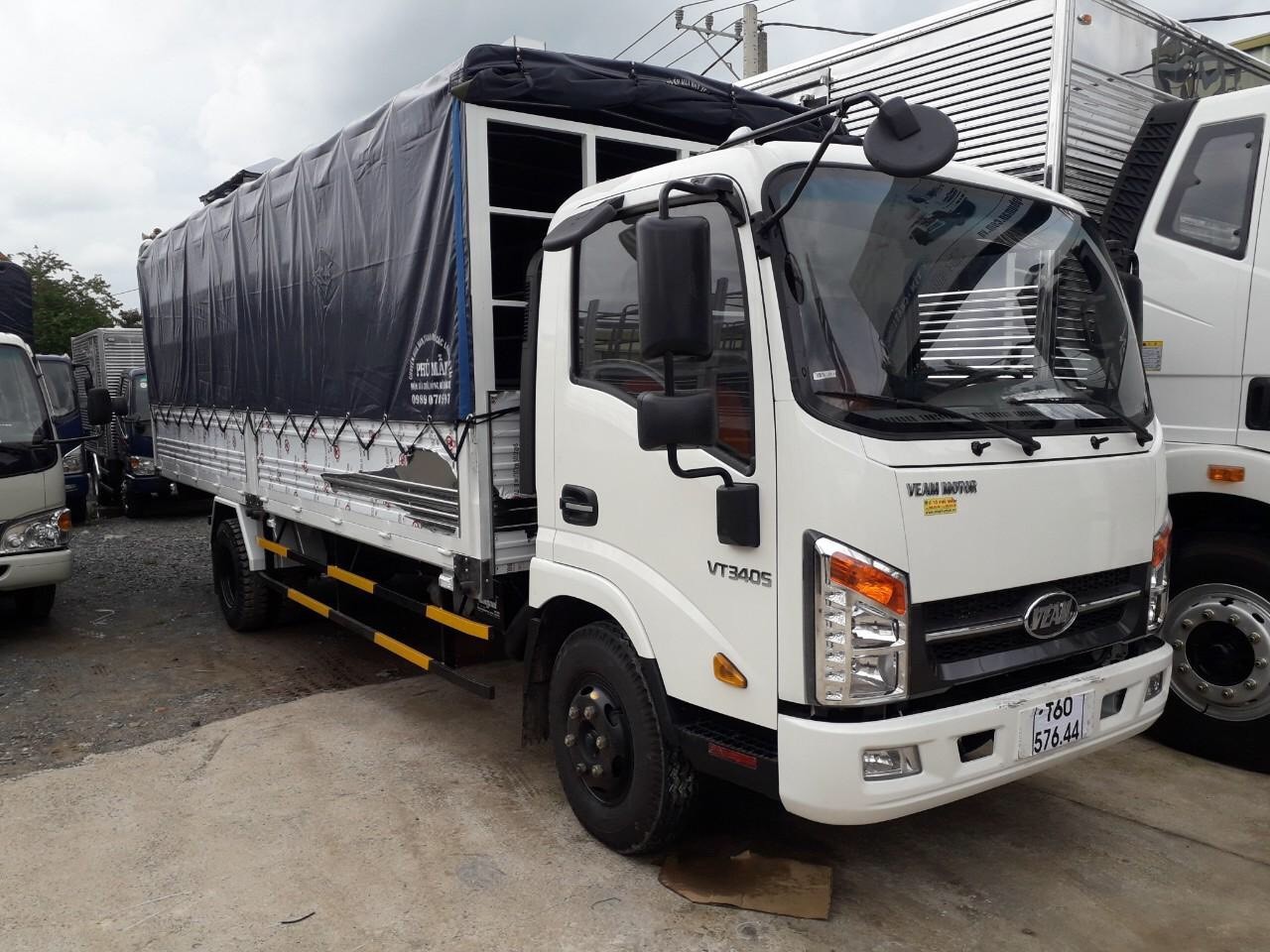 Hình ảnh xe tải Veam 3.5 tấn thùng mui bạt, thể hiện rõ kích thước thùng dài và khả năng chở hàng cồng kềnh