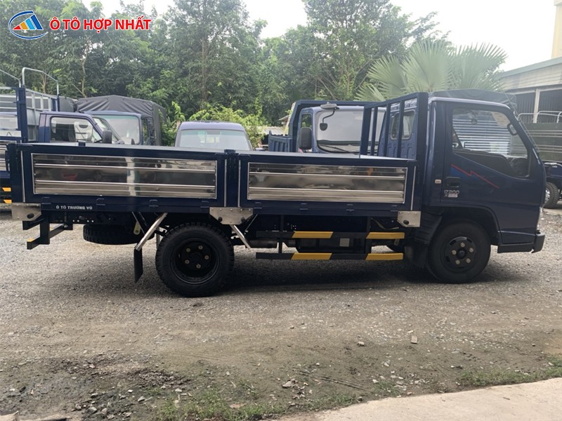 Do Thanh IZ200 light truck with a closed van body, versatile for various transportation applications