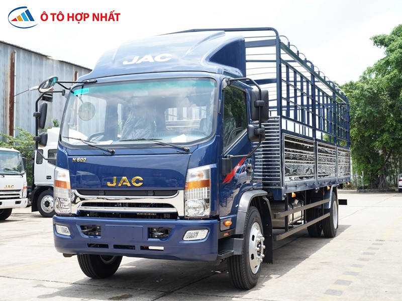 Ngoại thất xe tải JAC N800 8 tấn thùng mui bạt, thiết kế cabin vuông mạnh mẽ, màu sơn bền bỉ