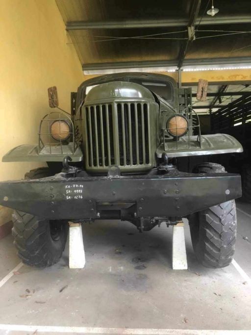 Ảnh chi tiết đầu xe Zil 157, làm nổi bật bộ tời và thiết kế đặc trưng