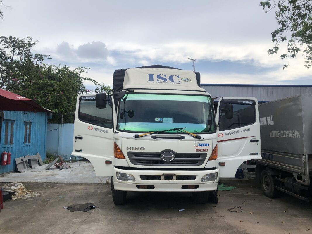 Xe tải Hino 8 tấn đời 2015 thùng bạt cũ, ngoại thất cabin màu trắng còn mới tại Xe Tải Mỹ Đình