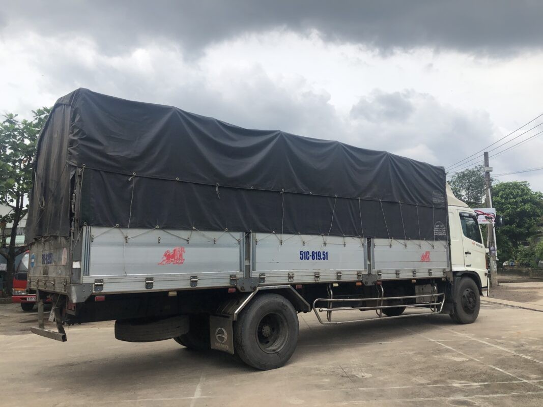 Ảnh xe tải Hino FG thùng nhôm cũ đời 2015, góc chụp ngang thể hiện tổng thể xe và thùng xe tại Xe Tải Mỹ Đình
