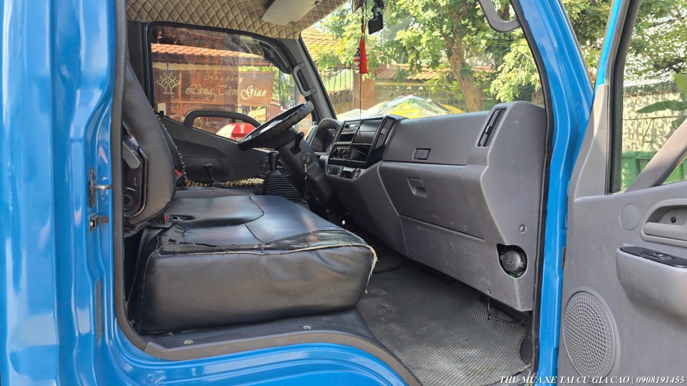 Interieur van de cabine van een Thaco Ollin 500 tweedehands vrachtwagen met leren stoelen en een mooi dashboard