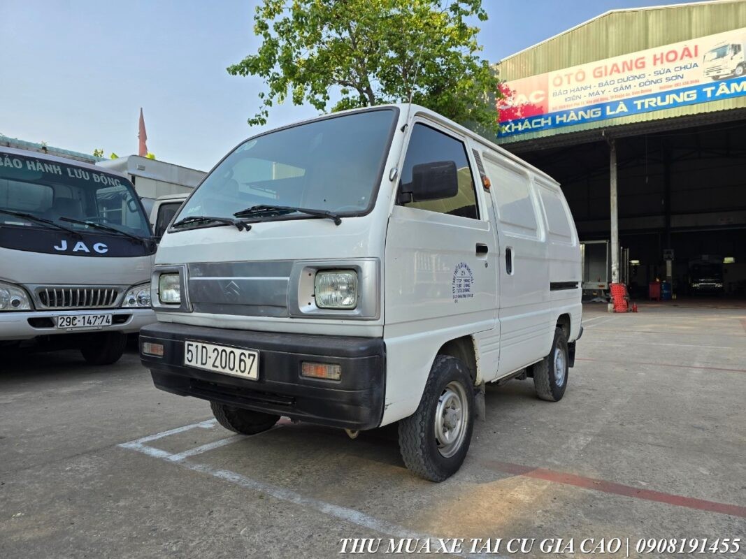 Ảnh tổng quan bên ngoài xe tải Suzuki Van cũ 2016 màu trắng, thể hiện phần đầu xe và thùng xe vuông vắn