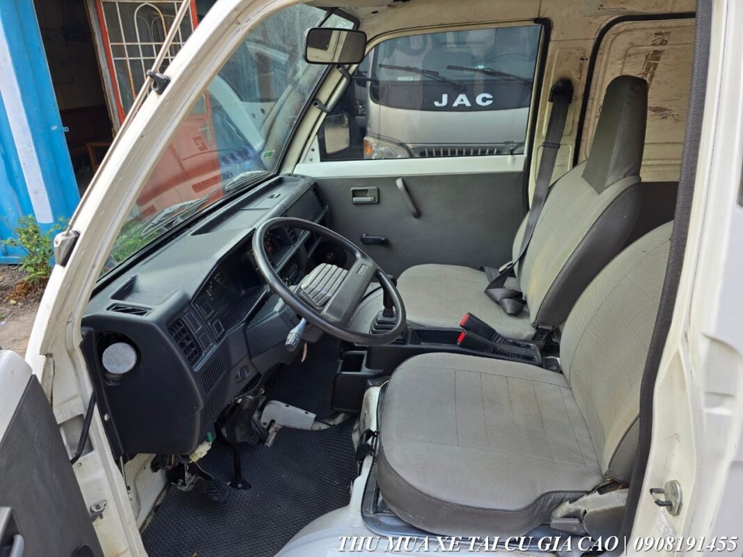 Hình ảnh phía sau thùng xe tải Suzuki Van 2016 cũ, thể hiện rõ không gian chứa hàng