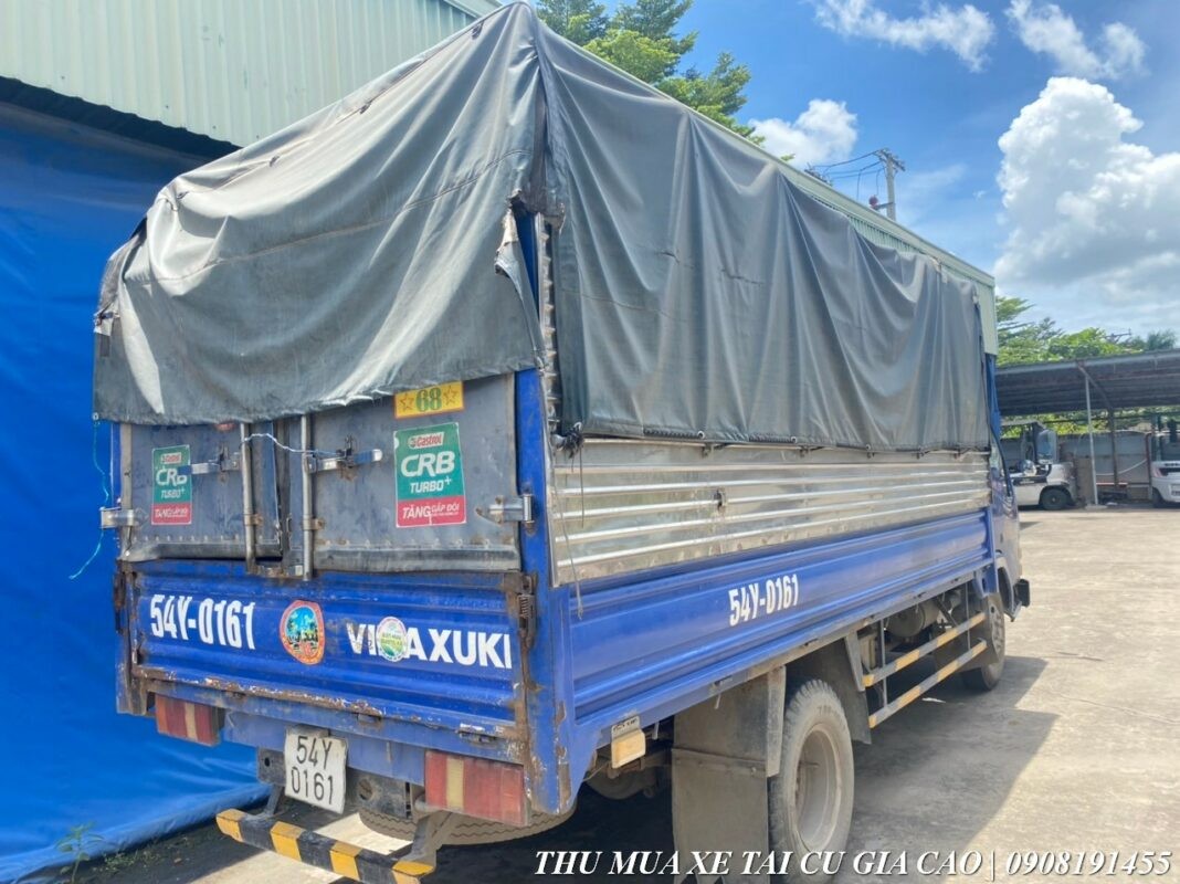 Dettaglio della cabina del camion Vinaxuki usato