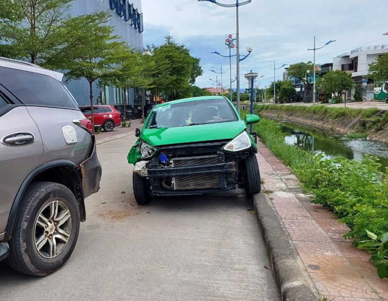 Chiếc taxi gây tai nạn liên hoàn trong quá trình bỏ chạy