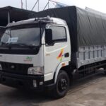 alt text: Xe tải Veam 5 tấn VT490 mui bạt màu trắng, thùng kín, nhìn từ phía trước bên phải.