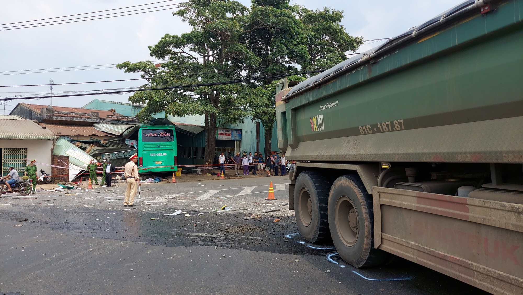 Verwoeste woning na een tragisch vrachtwagenongeval in Gia Lai.
