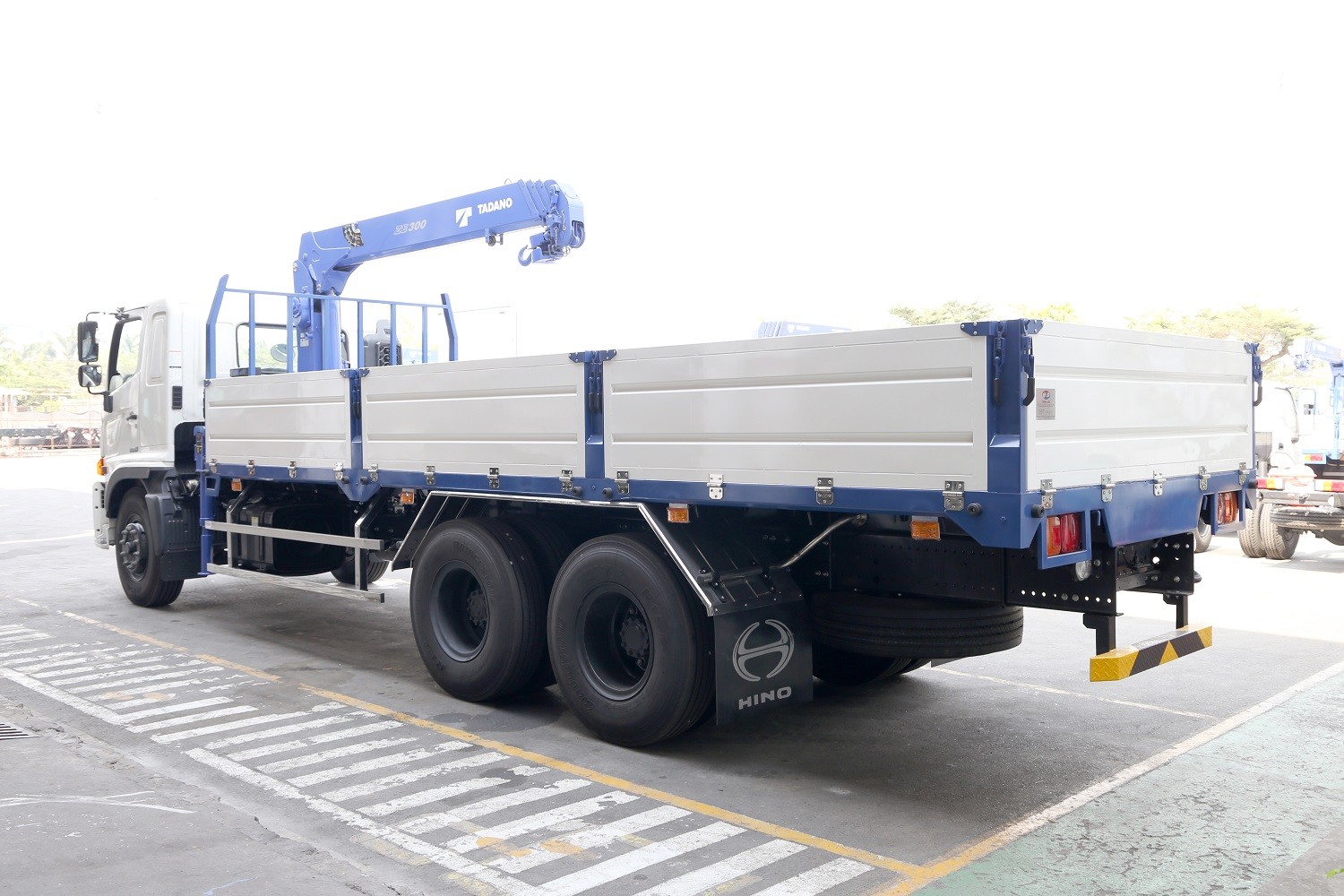 Mặt ga lăng xe tải cẩu Hino 15 tấn thiết kế hốc gió lớn và logo Hino nổi bật