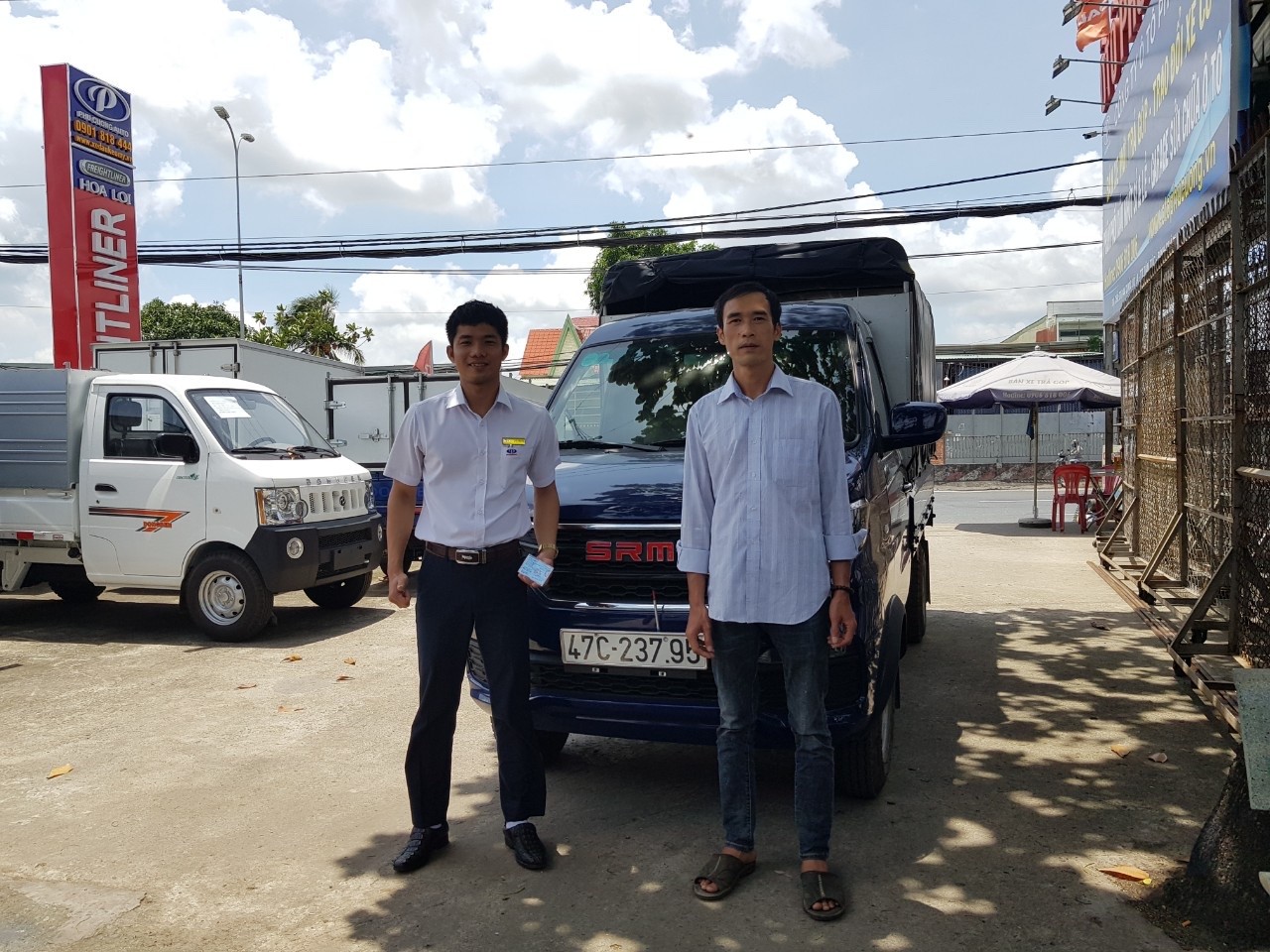 Khách hàng nhận xe tải tại Phú Cường Auto