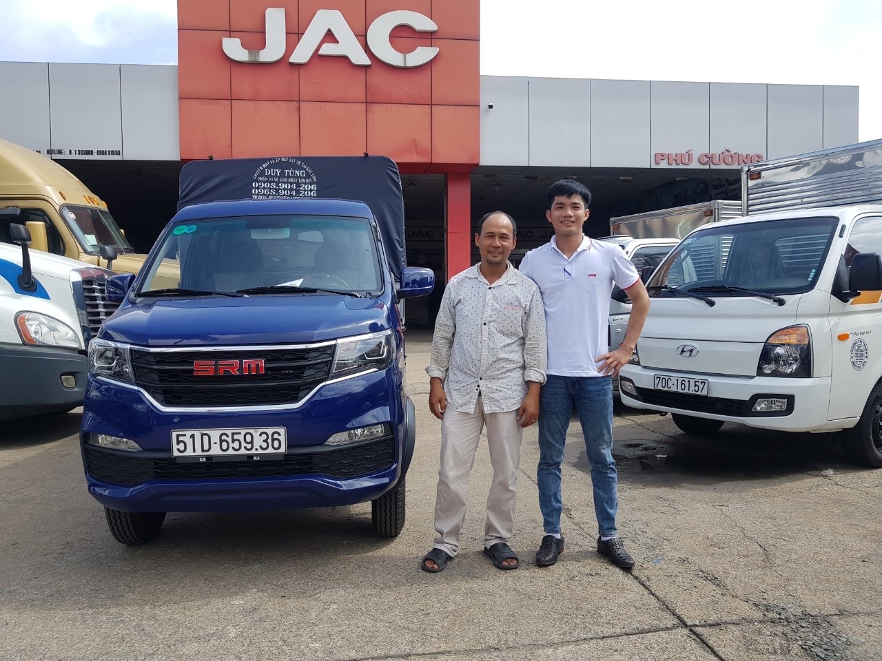 Khách hàng nhận xe tải tại Phú Cường Auto