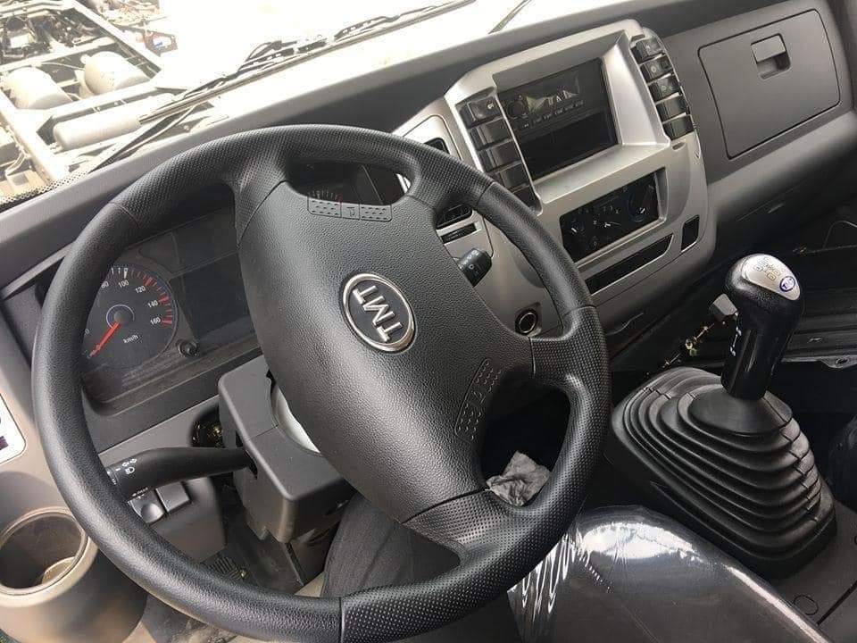 ช่องเก็บของที่สะดวกสบายและเบาะหนังนุ่มสบายของรถบรรทุกดั้มพ์ 5 ตัน TMT KC7050D
