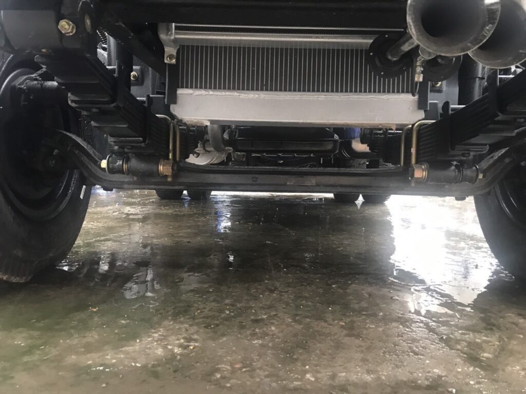 Sistema de suspensão e grande entrada de ar do camião basculante TMT ZB7050D, melhorando o desempenho e o conforto
