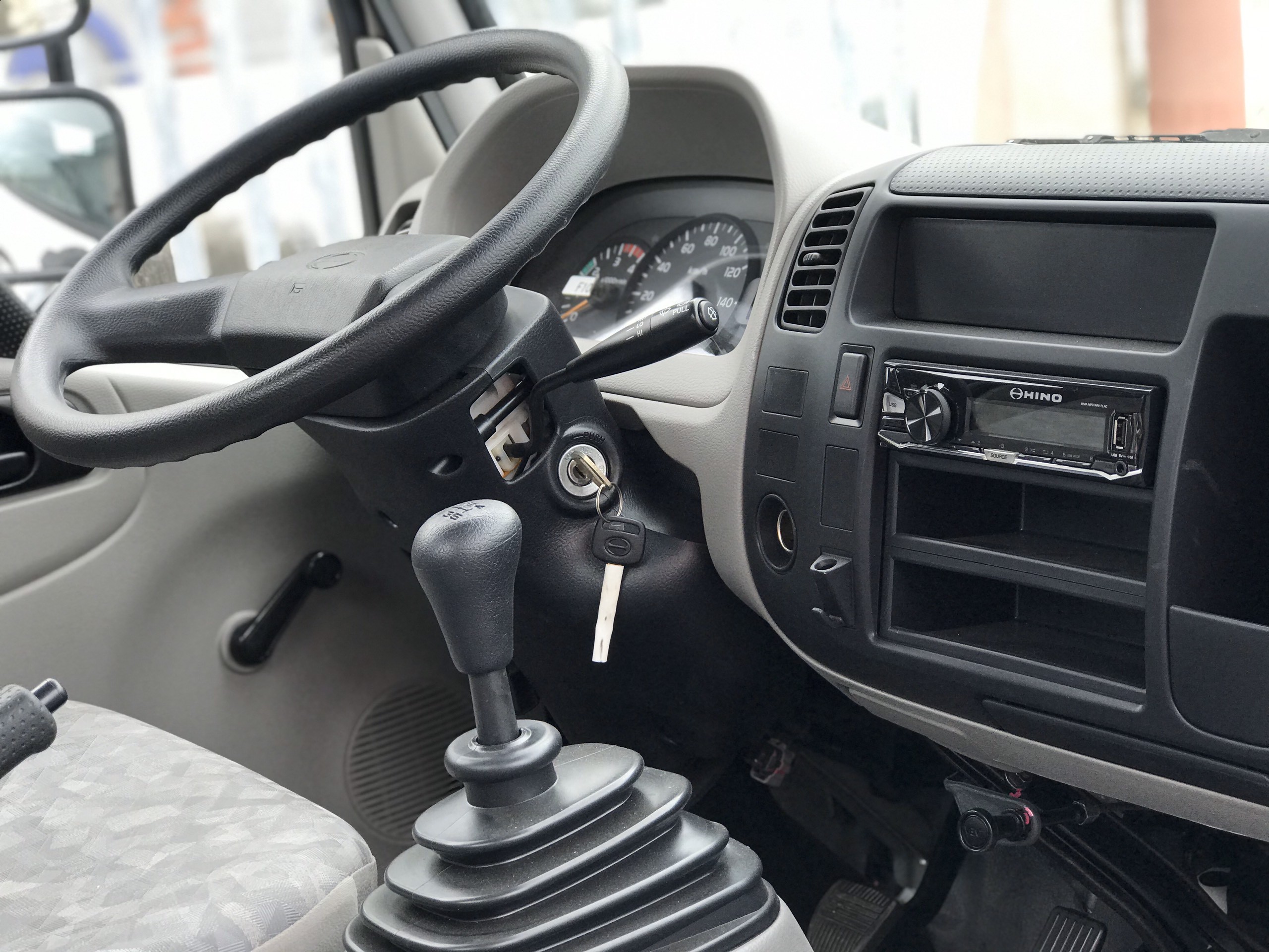 Interieur des Hino Dutro XZU352MDL LKW