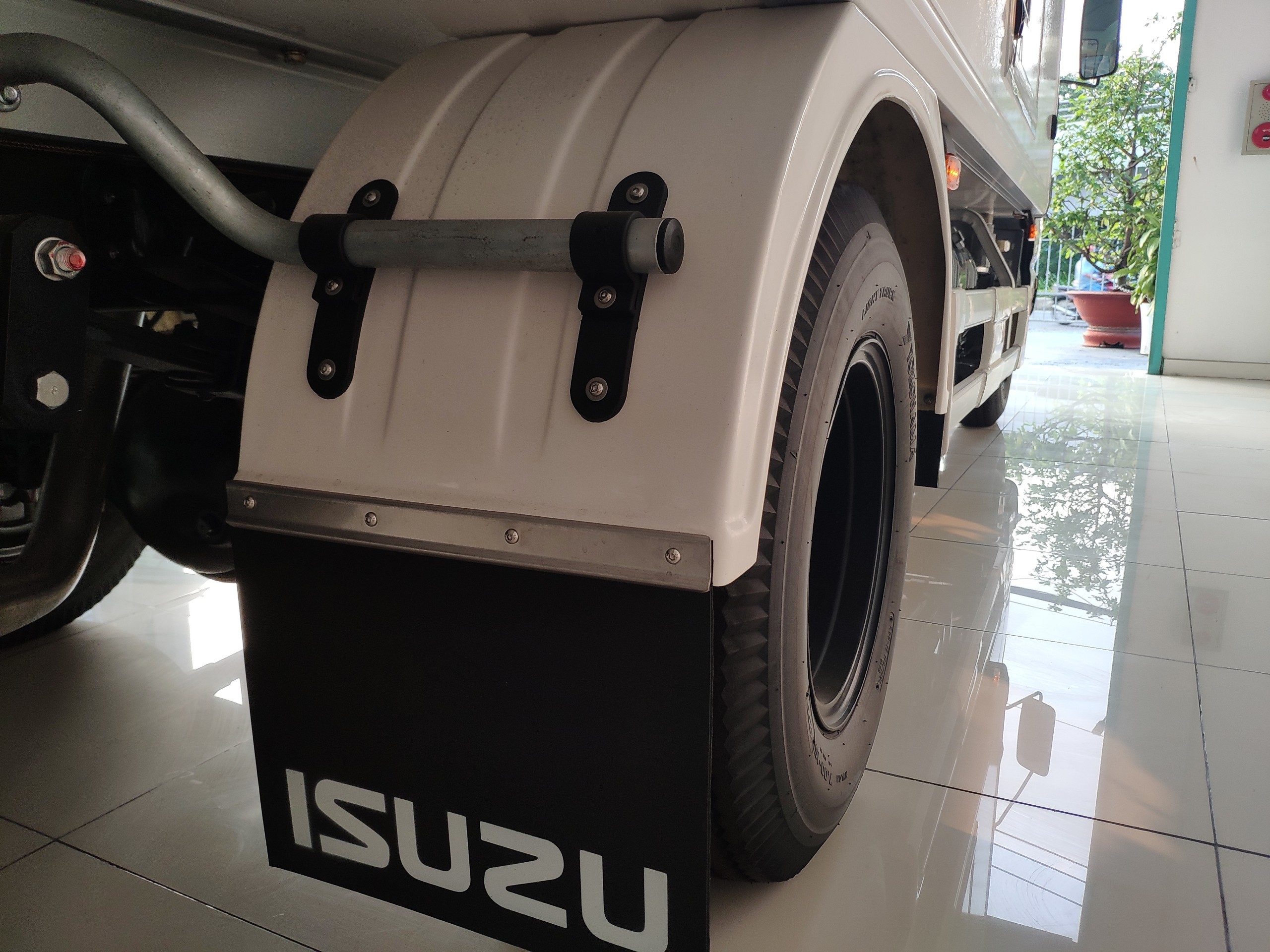 บังโคลนคอมโพสิตบนรถบรรทุกห้องเย็น Isuzu