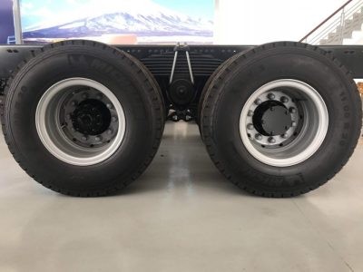Lốp Michelin 11.00 R20 trên xe tải UD