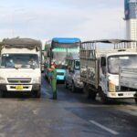 Xe tải chở hàng hóa thiết yếu được ưu tiên luồng xanh để đảm bảo nguồn cung trong dịch bệnh.