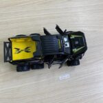 Mô hình xe bán tải Mercedes-Benz G63 AMG 6 bánh màu đen bóng bẩy, chụp cận cảnh phần đầu xe với lưới tản nhiệt và logo ngôi sao ba cánh