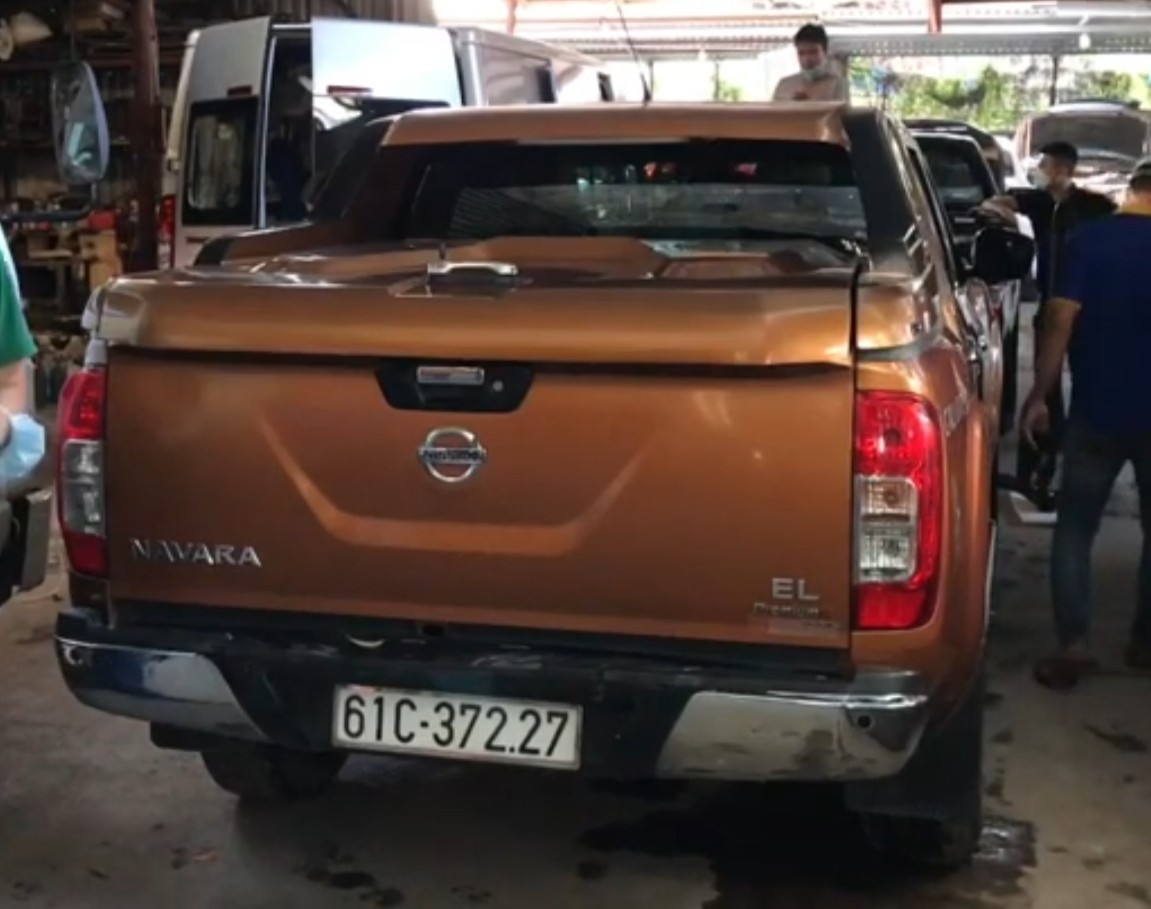 Nắp thùng xe bán tải Navara cũ màu cam thanh lý
