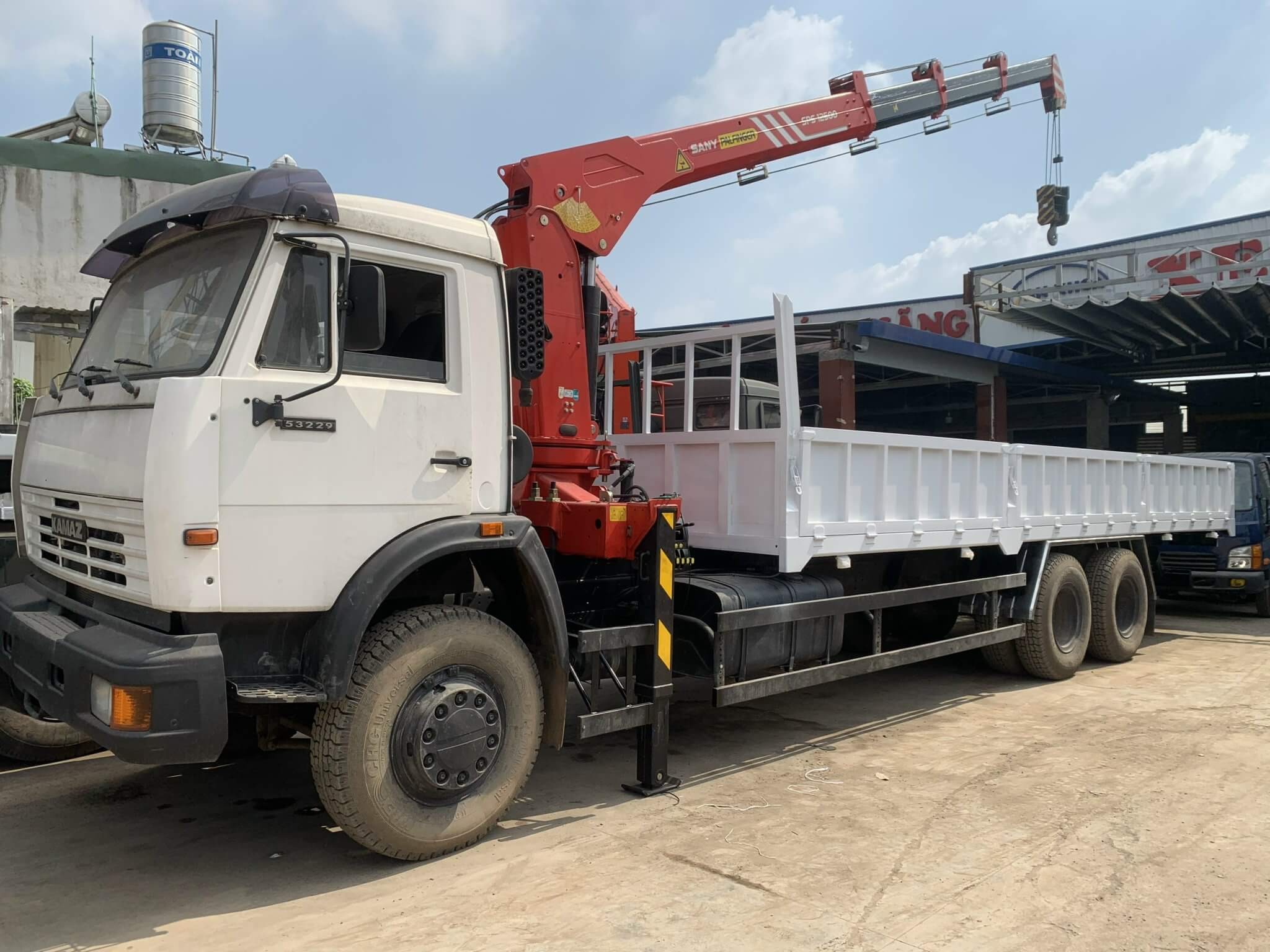 Xe tải cẩu Kamaz 5 tấn Palfinger linh hoạt trong đô thị