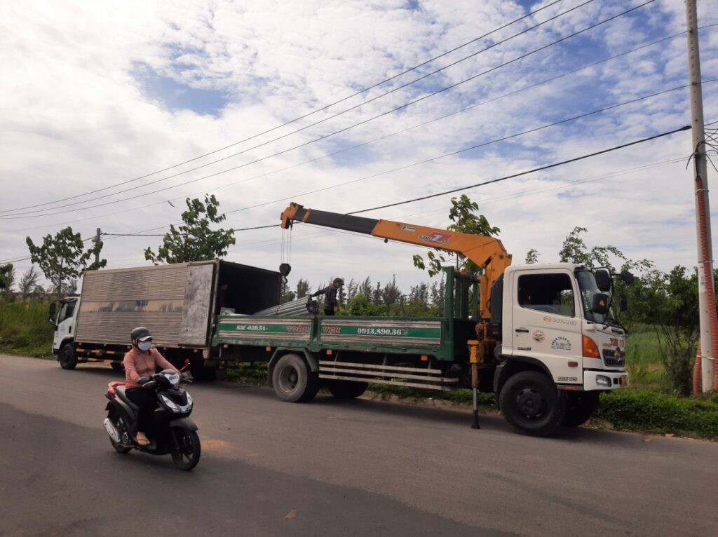 Crane supporting loading and unloading goods onto the truck