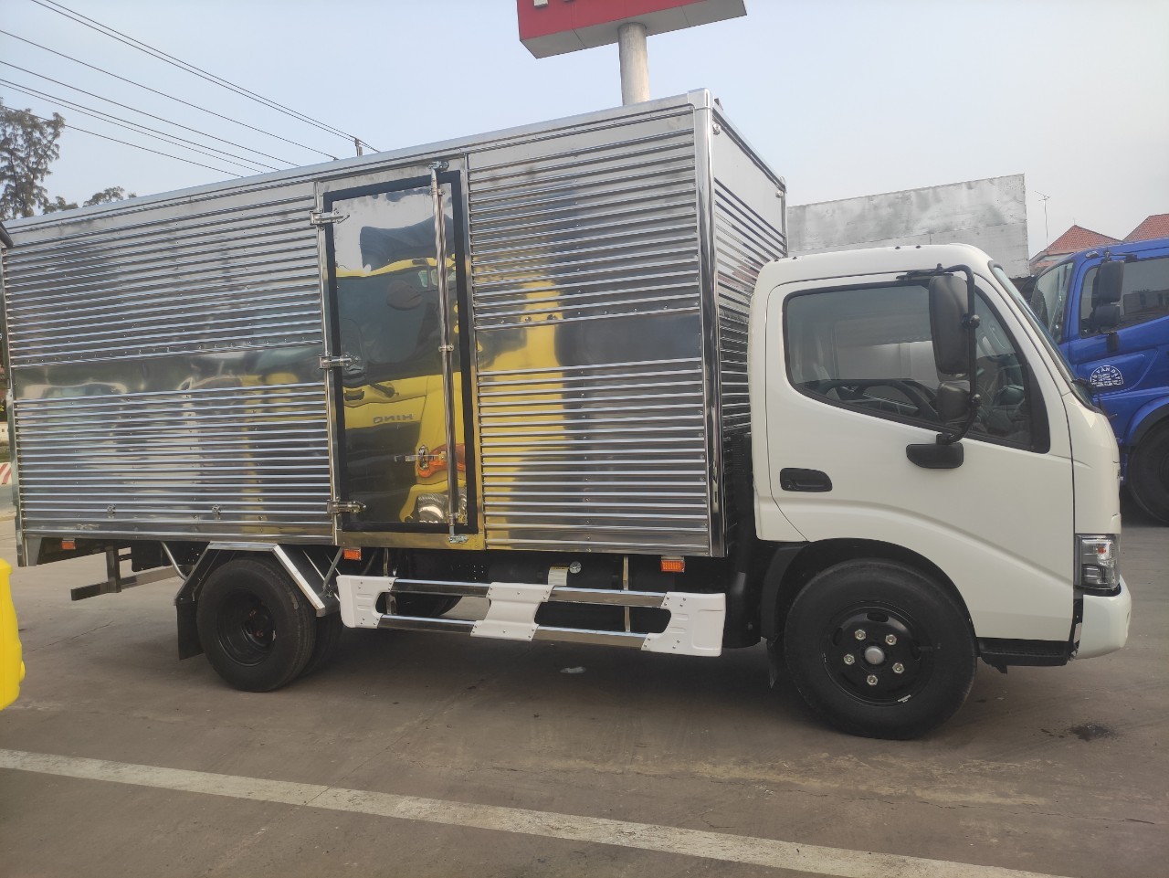 Hình ảnh xe tải Hino 1 tấn 9 thùng mui bạt