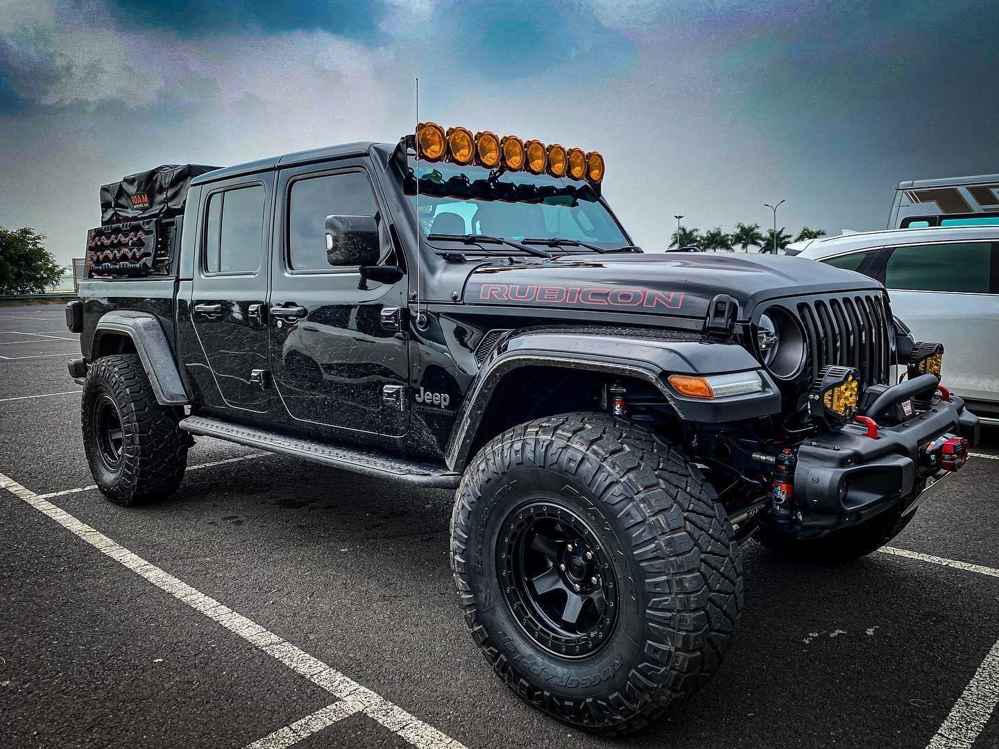 Jeep Gladiator 2023 nổi bật với vẻ ngoài mạnh mẽ và khả năng tùy biến độc đáo