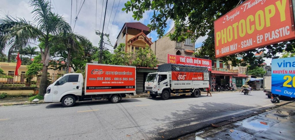 Een divers wagenpark van Vận Tải 505, klaar om te voldoen aan de transportbehoeften van klanten in Nam Định en de omliggende provincies.