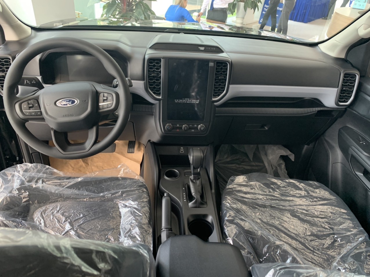 Bảng điều khiển trung tâm và màn hình giải trí 10 inch trên Ford Ranger XLS AT 4x2 2025, thiết kế hiện đại và tiện nghi