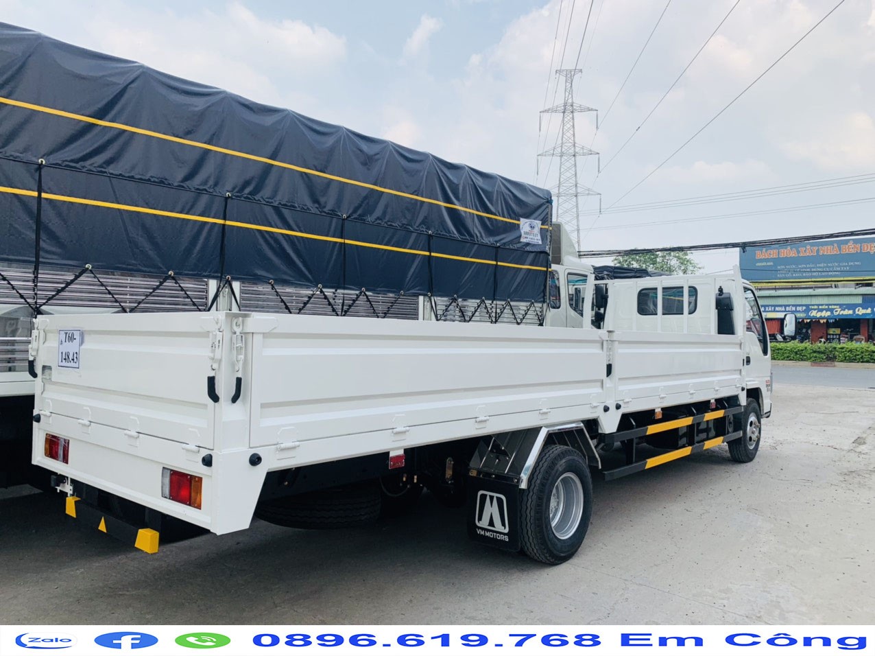 alt text: Thùng xe tải Isuzu 1T9 chở thép cuộn