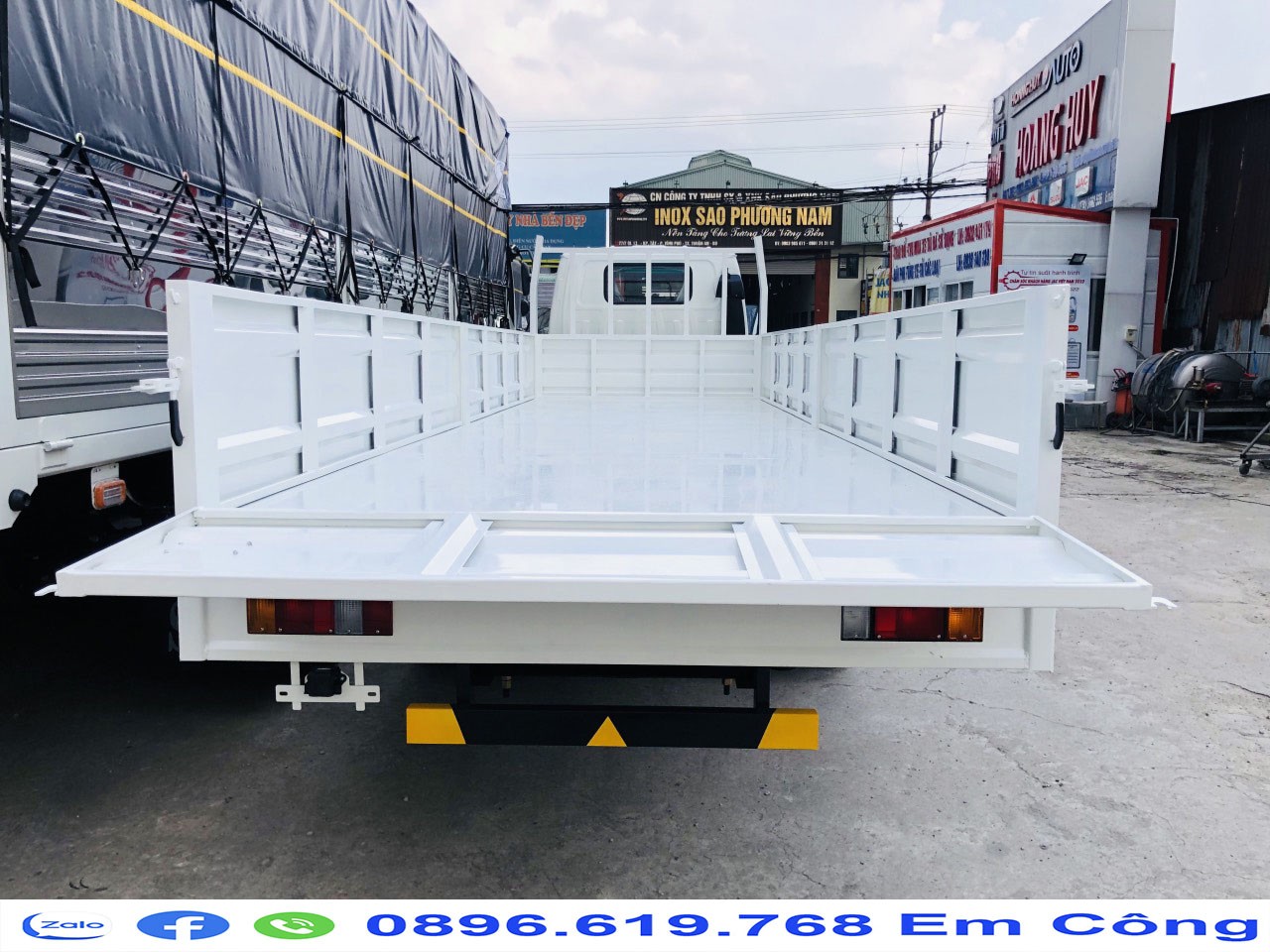 alt text: Xe tải Isuzu 1T9 tại nhà máy tôn thép Trường Thành