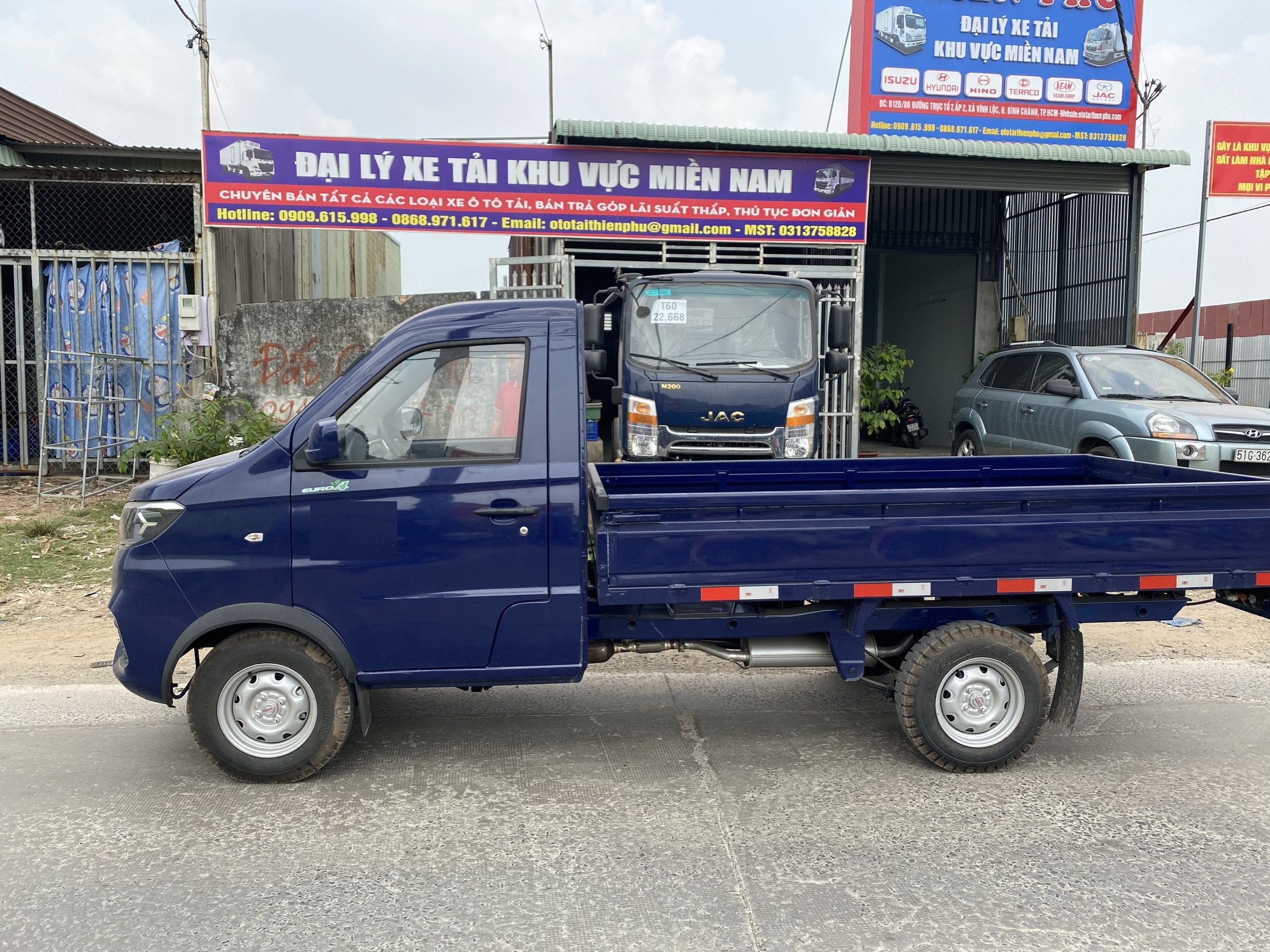 东本SRM T30卡车，展示其轻型卡车的设计特点