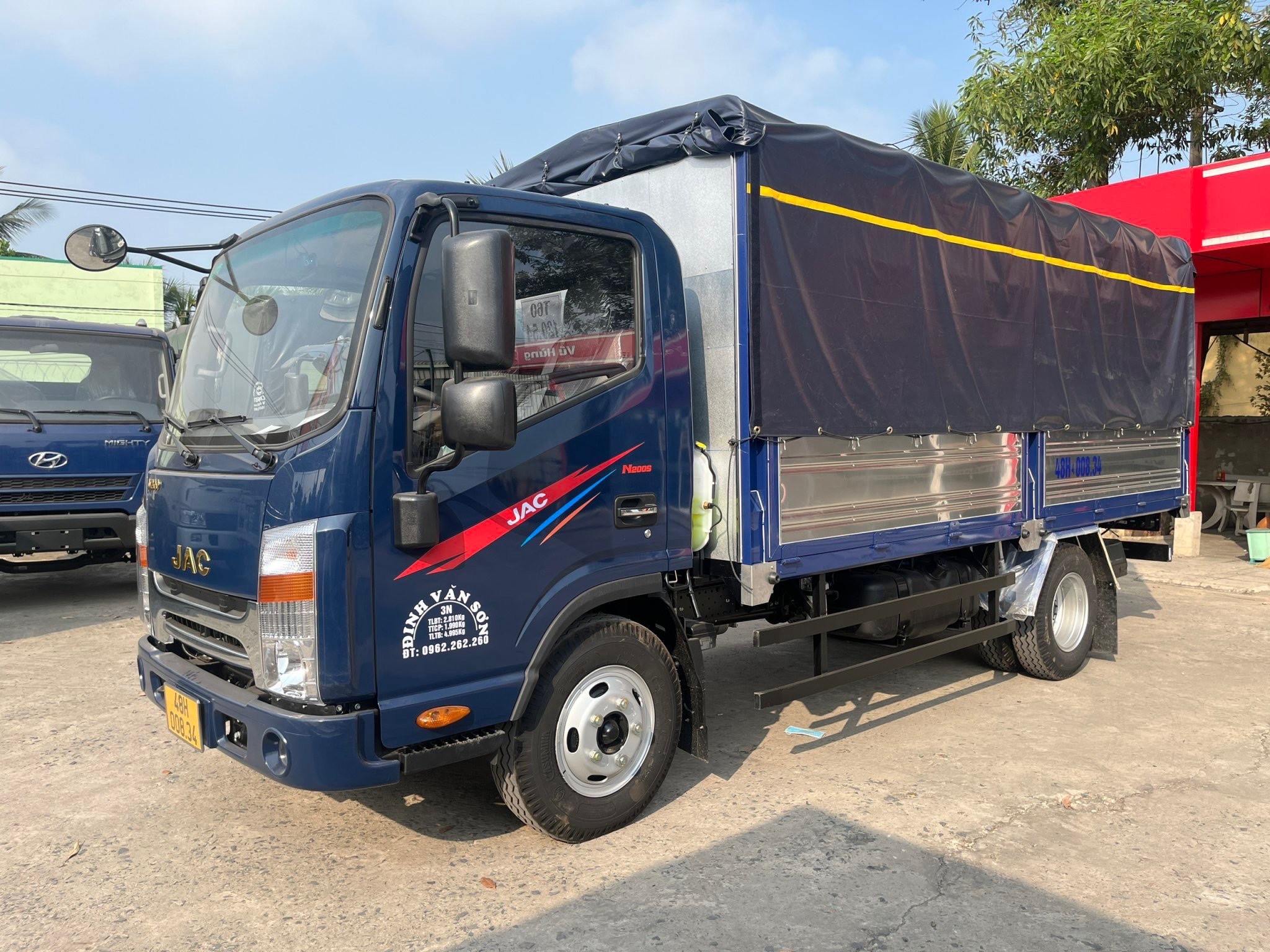 Dettaglio della parte anteriore del camion JAC N350s 3.5 tonnellate che mostra la griglia e i fari