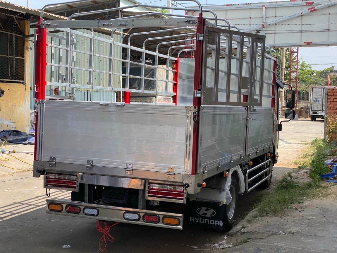 Camion JAC N350s 3.5 tonnellate in ambiente urbano che mostra la sua manovrabilità