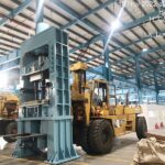 xe nâng hàng di chuyển máy dập công nghiệp nặng 30 tấn