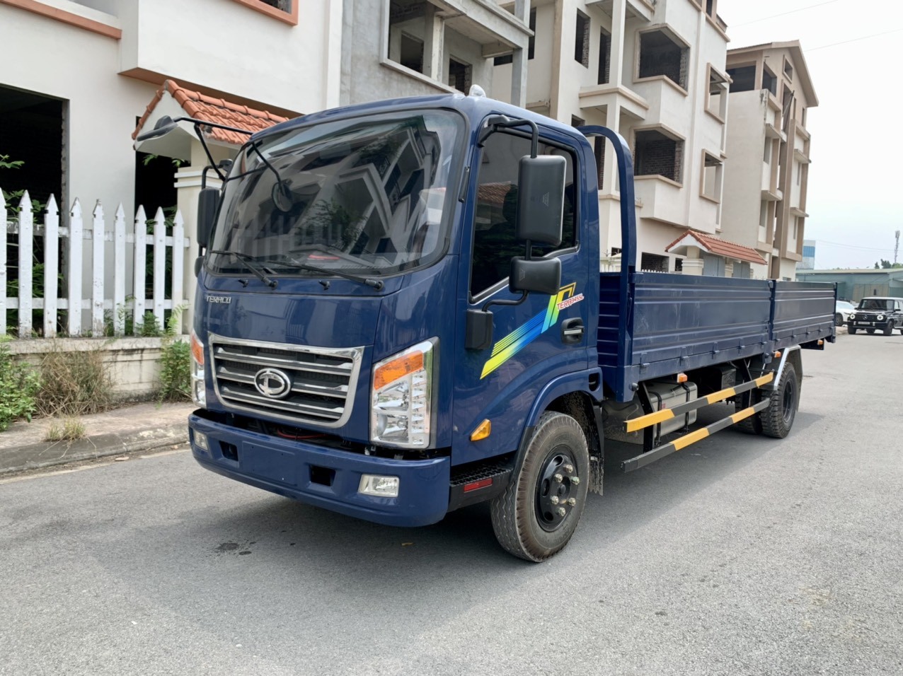 Camión de plataforma larga Teraco 345SL transportando materiales de construcción