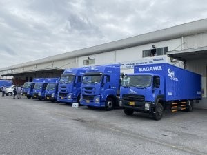 Flota de camiones Isuzu de Sagawa Vietnam lista para el transporte de mercancías