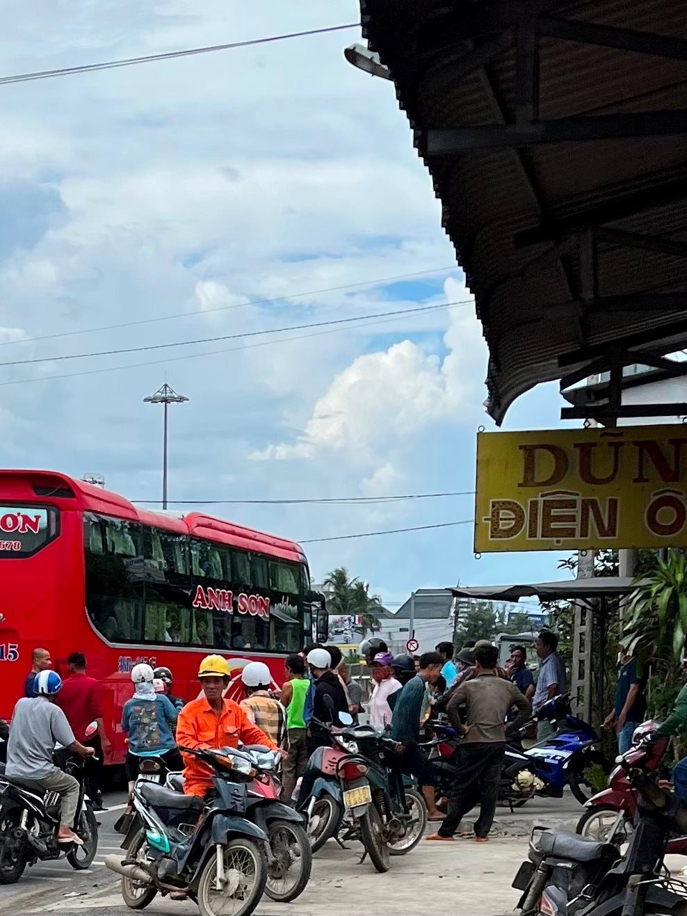 Khu vực gara sửa chữa điện ô tô của ông Nguyễn Văn Dũng thường xuyên xảy ra tai nạn